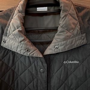 COLUMBIA Outerwear Jacket 
Women’s XL Quilted Snap front. 
$15 LIKE NEW